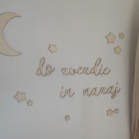 Stenski lesen napis - "do zvezdic in nazaj..."